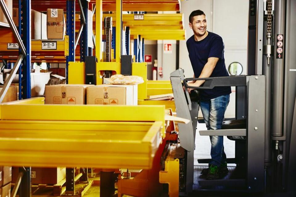 homme_magasin_chariot_élévateur