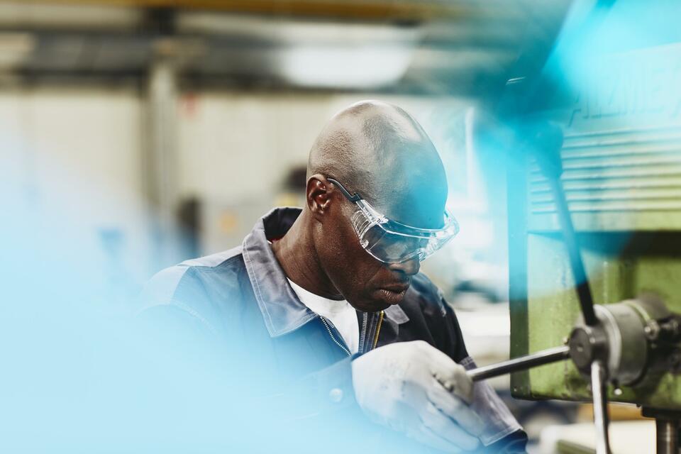 homme qui travaille dans une usine de production