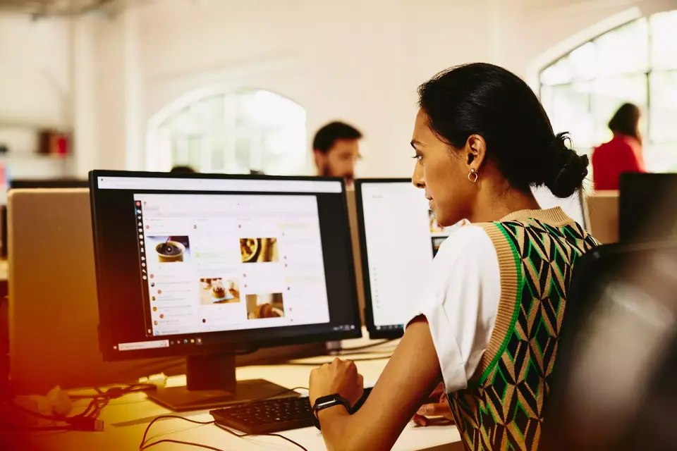 Womale sitting at a desk working on marketing platform.
