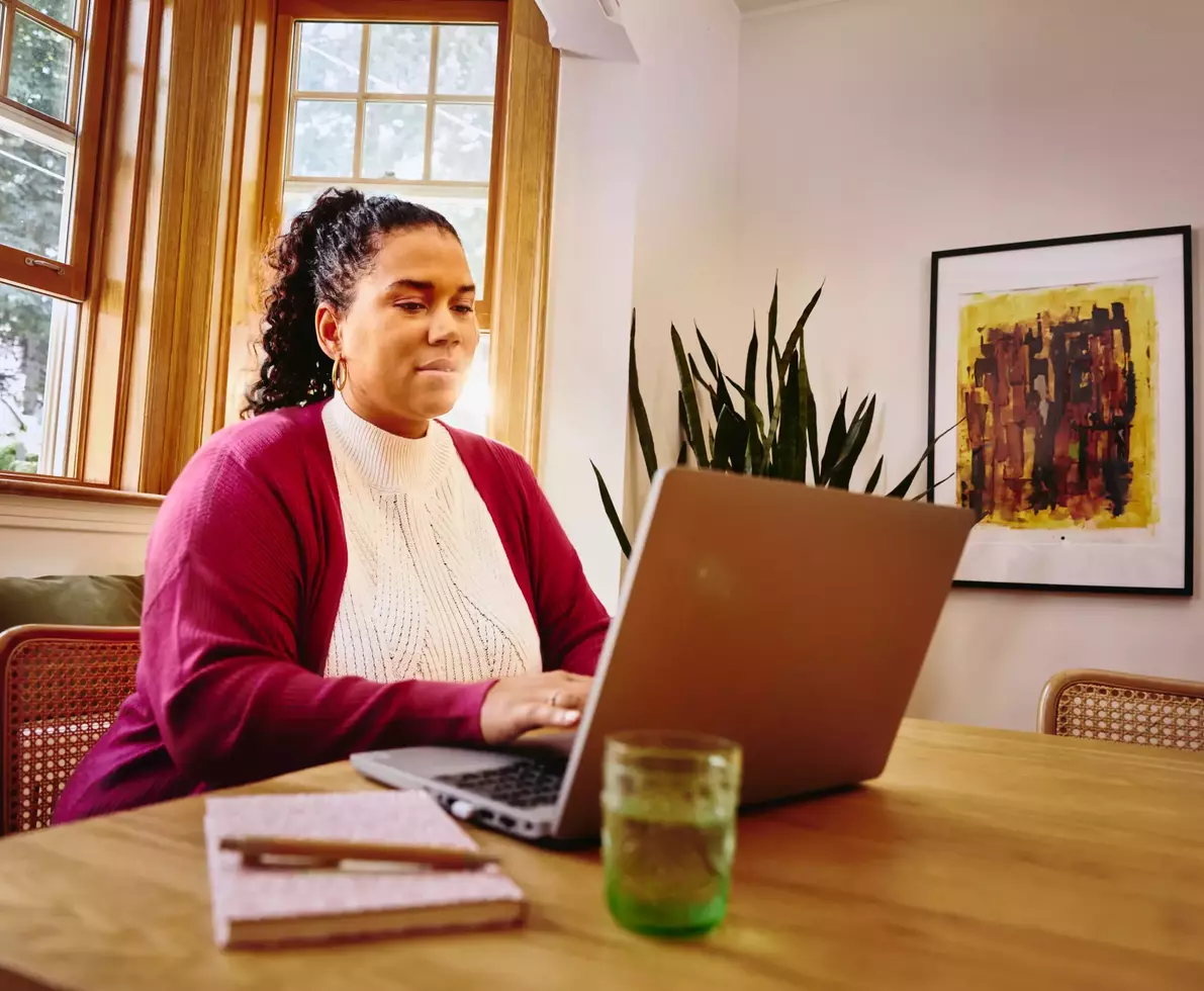vrouw werkend op laptop
